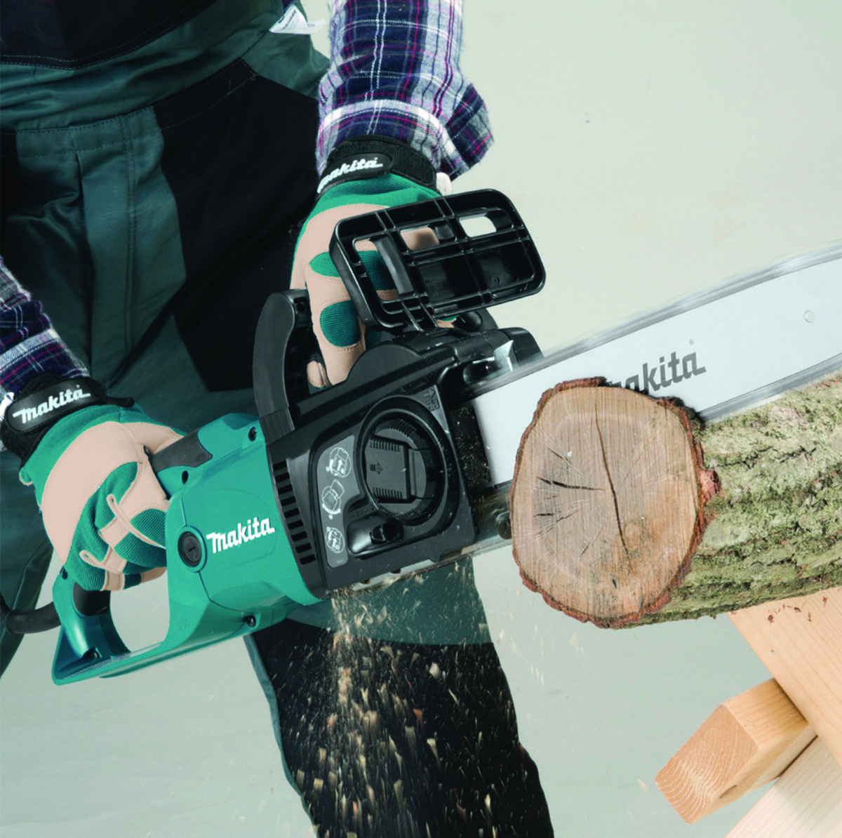 UC3551A Electric Chainsaw 2000W 35cm Makita - 2