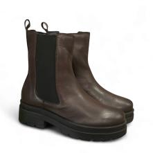 Γυναικείο δερμάτινο μποτάκι Chelsea  Aeros Me by ADAMS SHOES σε σκούρο καφέ χρώμα  με ελαφριά μπορντό απόχρωση  1-594-25501-29 2