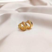 Σκουλαρίκια Επιχρυσωμένα 18Κ “Ραβδωτοί Καρφωτοί Κρίκοι”40033-18 Aventis Jewelry