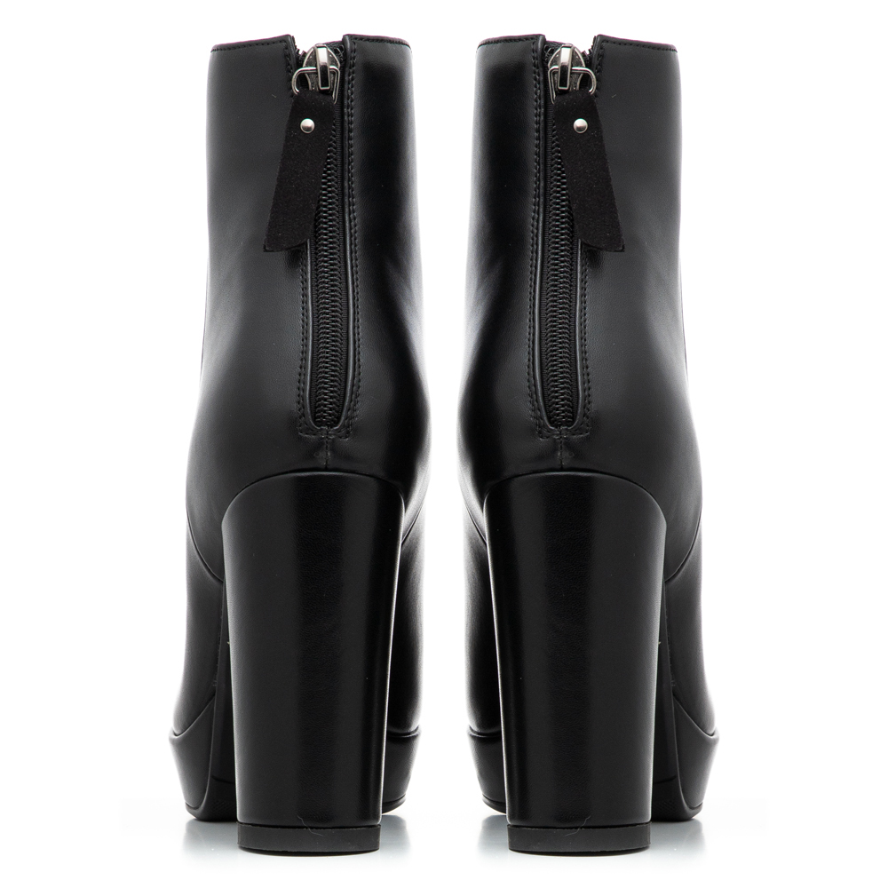 Γυναικείο ημίμποτο μαύρο χρώμα Adams Shoes  1-826-23506-29