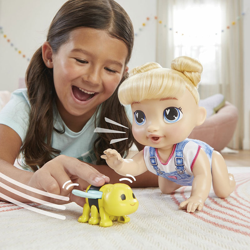 Hasbro Baby Alive Blonde Hair Crawl n' Play  Harper Hugs F9709