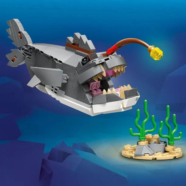 LEGO Creator 3in1 Fierce Shark With A Treasure Chest 31381