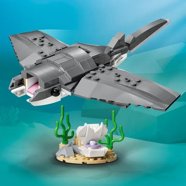 LEGO Creator 3in1 Fierce Shark With A Treasure Chest 31381