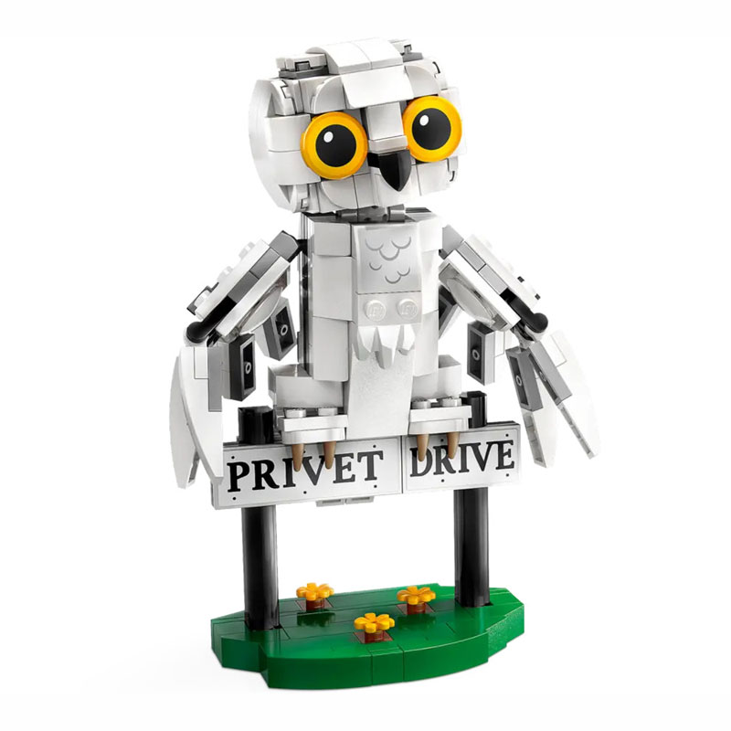 LEGO Harry Potter Hedwig™ at 4 Privet Drive 76425