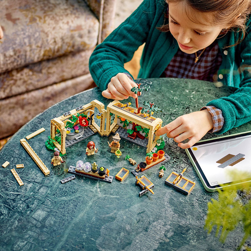 LEGO® Harry Potter™: Hogwarts™ Castle: Herbology Class 76445