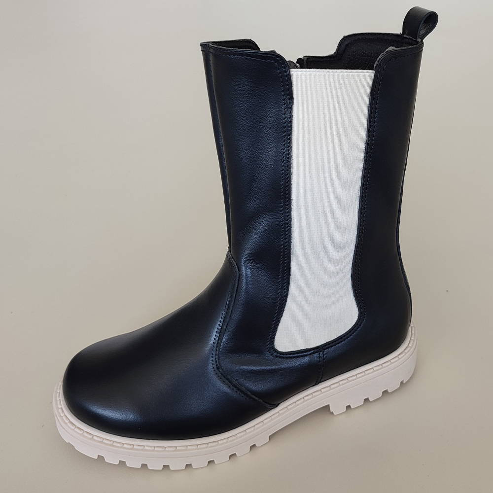Leather boot with zipper