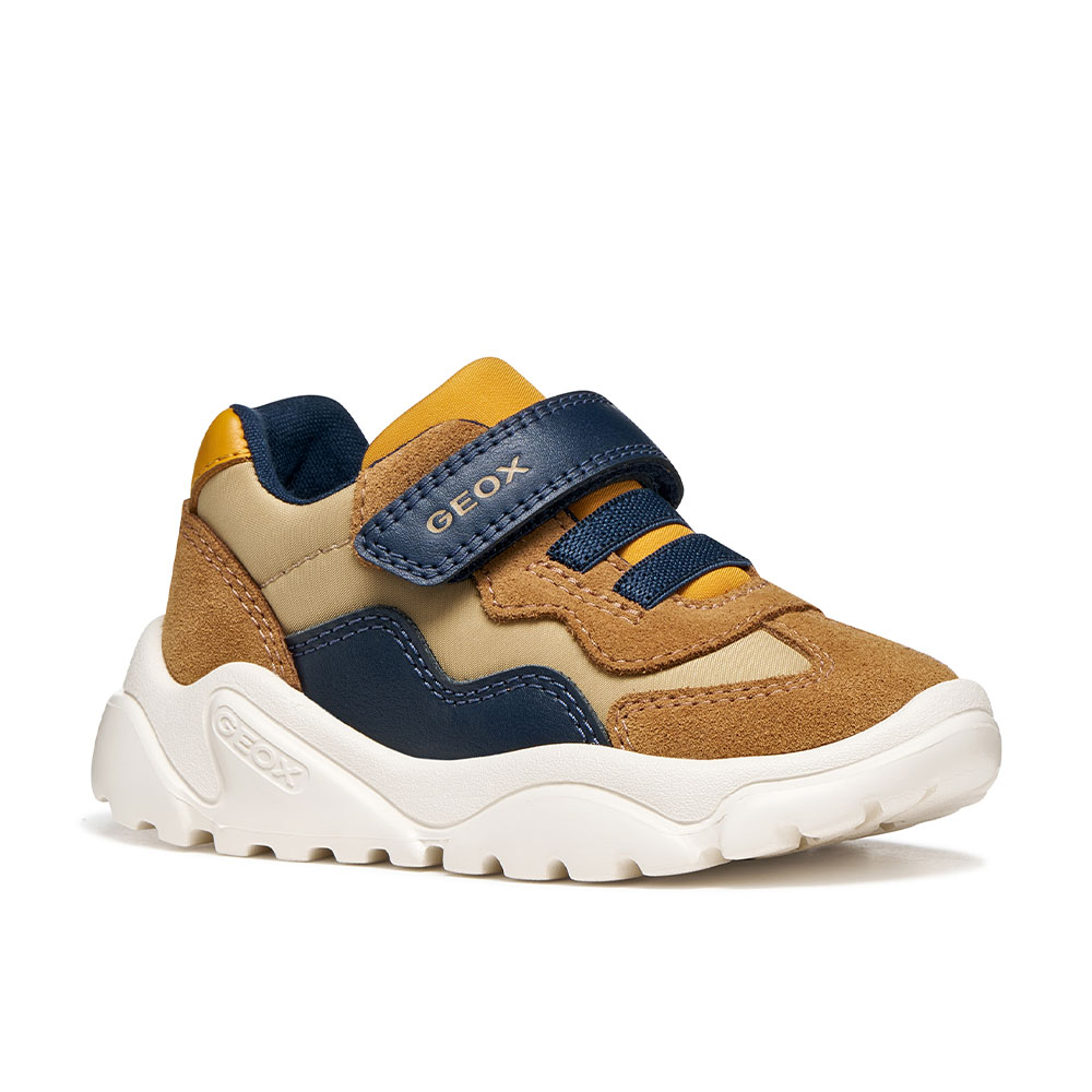 Sneaker με αυτοκόλλητο