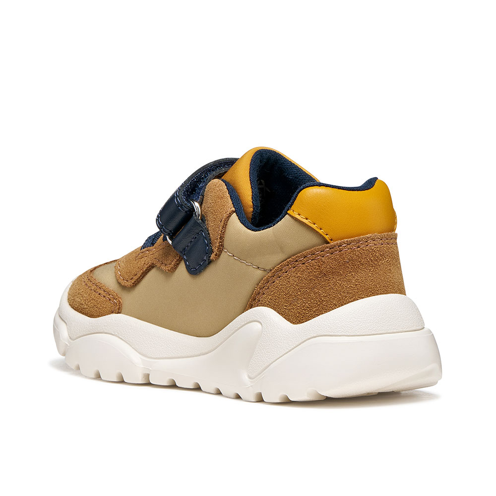 Sneaker με αυτοκόλλητο