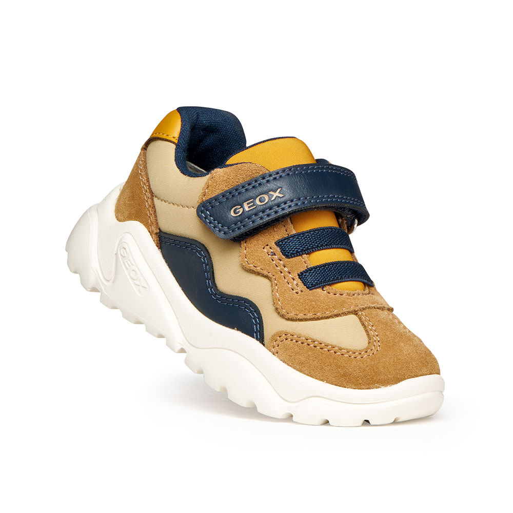 Sneaker με αυτοκόλλητο