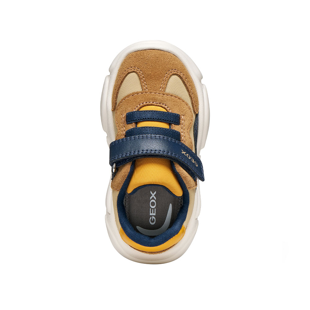 Sneaker με αυτοκόλλητο
