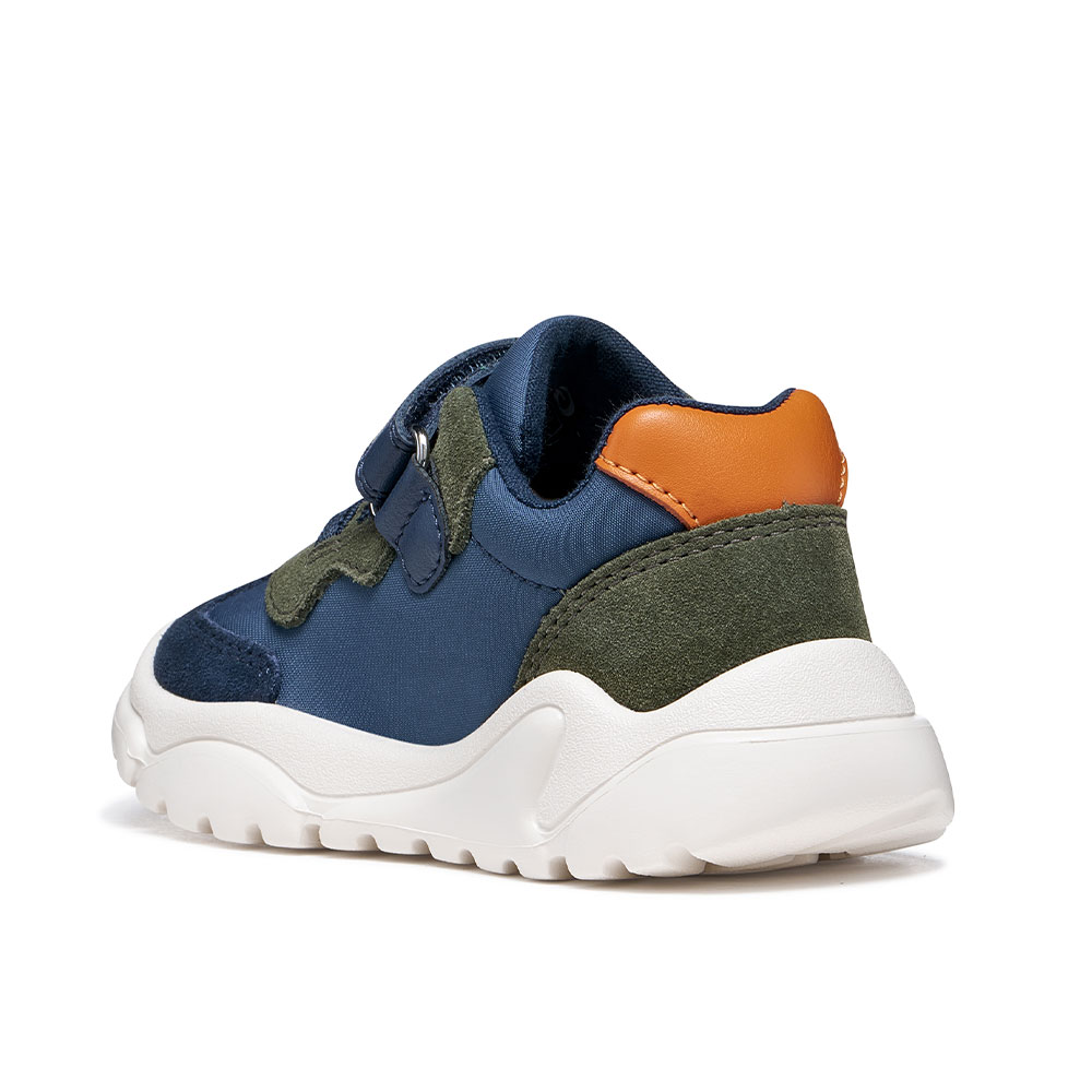 Sneaker με αυτοκόλλητο