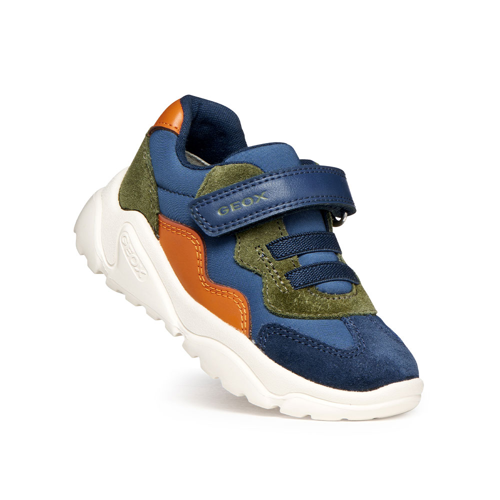 Sneaker με αυτοκόλλητο