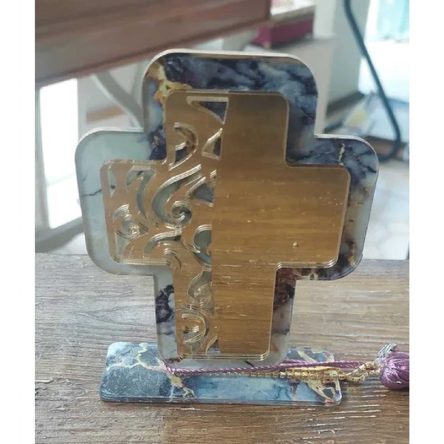 Plexiglass cross good-luck charm with a gold plexiglass decorative element and a base - 19801