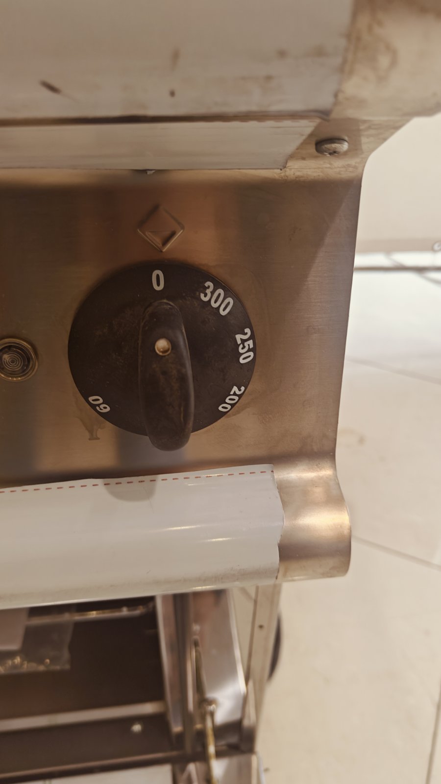 ΚΟΥΖΙΝΑ ΗΛΕΚΤΡΙΚΗ ΜΕ 4 ΕΣΤΙΕΣ ΚΑΙ ΚΑΤΩ ΦΟΥΡΝΟ