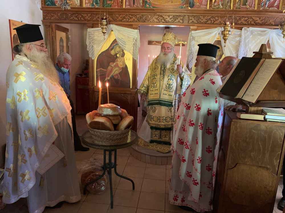 Αρχιερατική Θεία Λειτουργία και μνημόσυνο στο Ρούσσο Ξύλο στις Μάλλες Ιεράπετρας