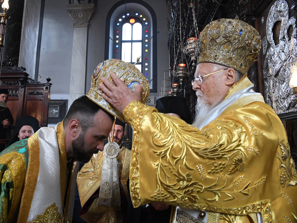 Η Χειροτονία του Επισκόπου Κομάνων Μιχαήλ στο Μέγα Ρεύμα Κωνσταντινουπόλεως από τον Οικουμενικό Πατριάρχη κ.κ. Βαρθολομαίο.