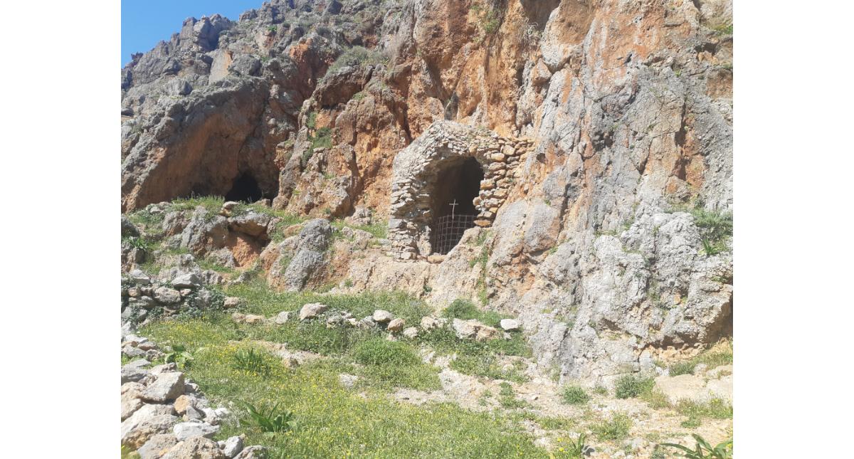 Σπηλαιώδης ερειπωμένος ναός του Αγίου Ιωάννου στην Αγριόμαντρα