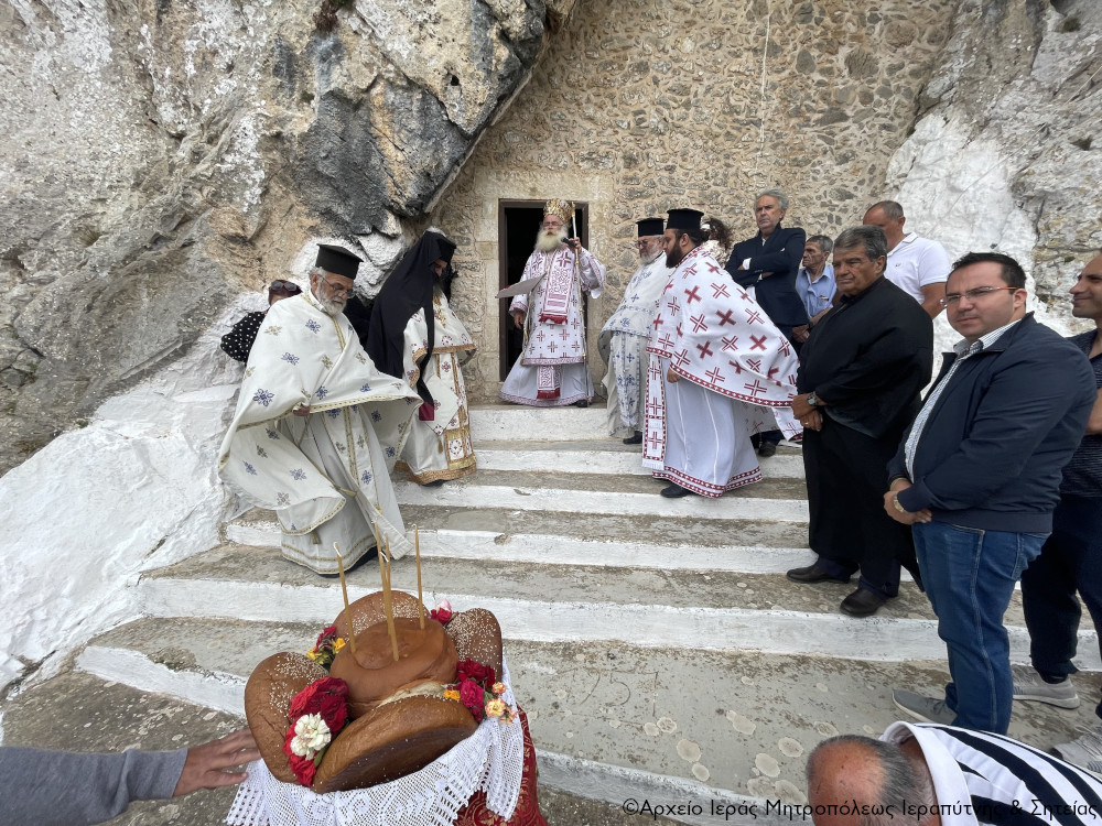 Η εορτή του Αγίου Πνεύματος στον πανηγυρίζοντα ομώνυμο σπηλαιώδη ιερό ναό της Ενορίας Αρμένων Σητείας.
