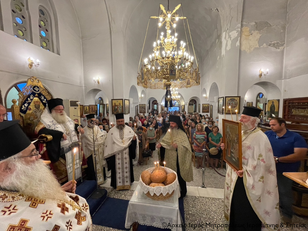 Ο Αρχιερατικός Εσπερινός της εορτής της Υψώσεως του Τιμίου Σταυρού στον ομώνυμο Ιερό Ενοριακό Ναό της πόλεως Ιεράπετρας.