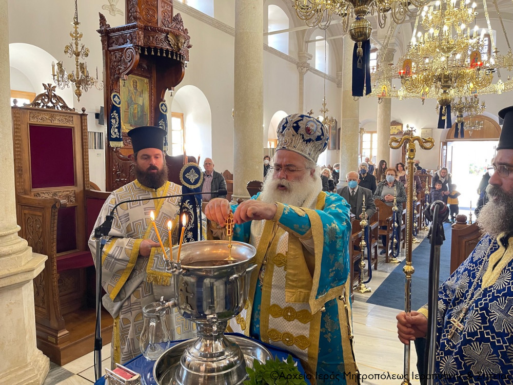 Οι Ακολουθίες των Μεγάλων Ωρών, της Εσπερινής Θείας Λειτουργίας του Μεγάλου Βασιλείου και ο Μεγάλος Αγιασμός στον Ι. Μητροπολιτικό Ναό Αγίου Γεωργίου Ιεράπετρας