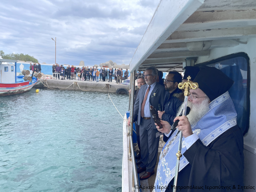 Ο αγιασμός των υδάτων στο Λιμάνι του Κουρεμένου στο Παλαίκαστρο Σητείας από τον Σεβ. κ. Κύριλλο