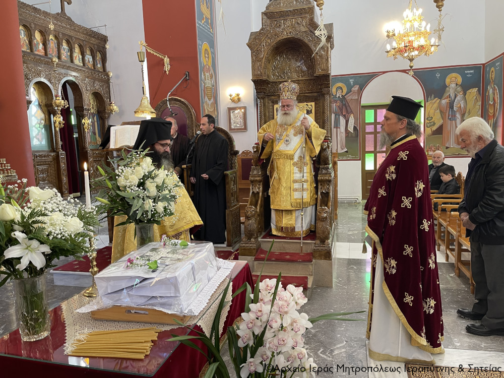 Αρχιερατική Θεία Λειτουργία και μνημόσυνο στον Ιερό Ναό Αγίας Τριάδος στις Κάτω Ασίτες Ηρακλείου