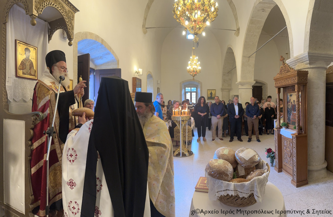 Ο Aρχιερατικός Εσπερινός της εορτής της Πεντηκοστής στον Ιερό Ενοριακό Ναό Αγίας Τριάδος στη Βασιλική Ιεράπετρας
