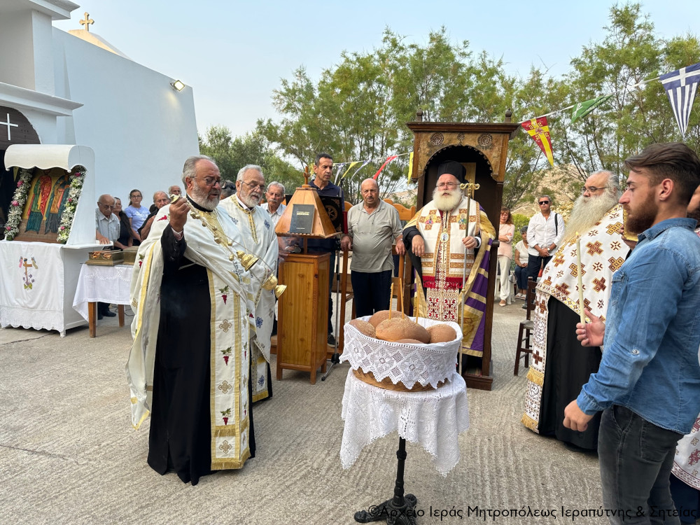 Ο Αρχιερατικός Εσπερινός των Αγίων Αναργύρων Κοσμά και Δαμιανού στον πανηγυρίζοντα ομώνυμο Ιερό Ναό στον Χανδρά Σητείας