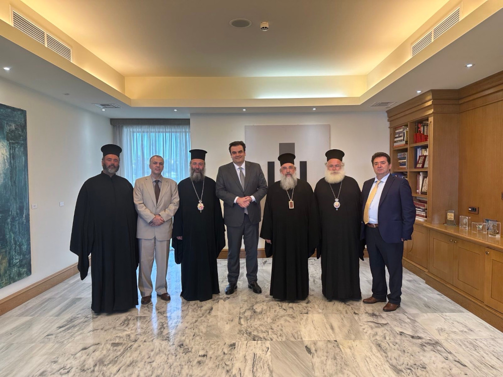 Ο Σεβ Μητροπολίτης Ιεραπύτνης και Σητείας κ Κύριλλος στη συνάντηση του Υπουργού Παιδείας, Θρησκευμάτων και Αθλητιμού κ. Κυριάκου Πιερρακάκη με τον Σεβασμιώτατο Αρχιεπίσκοπο Κρήτης κ Ευγένιο.