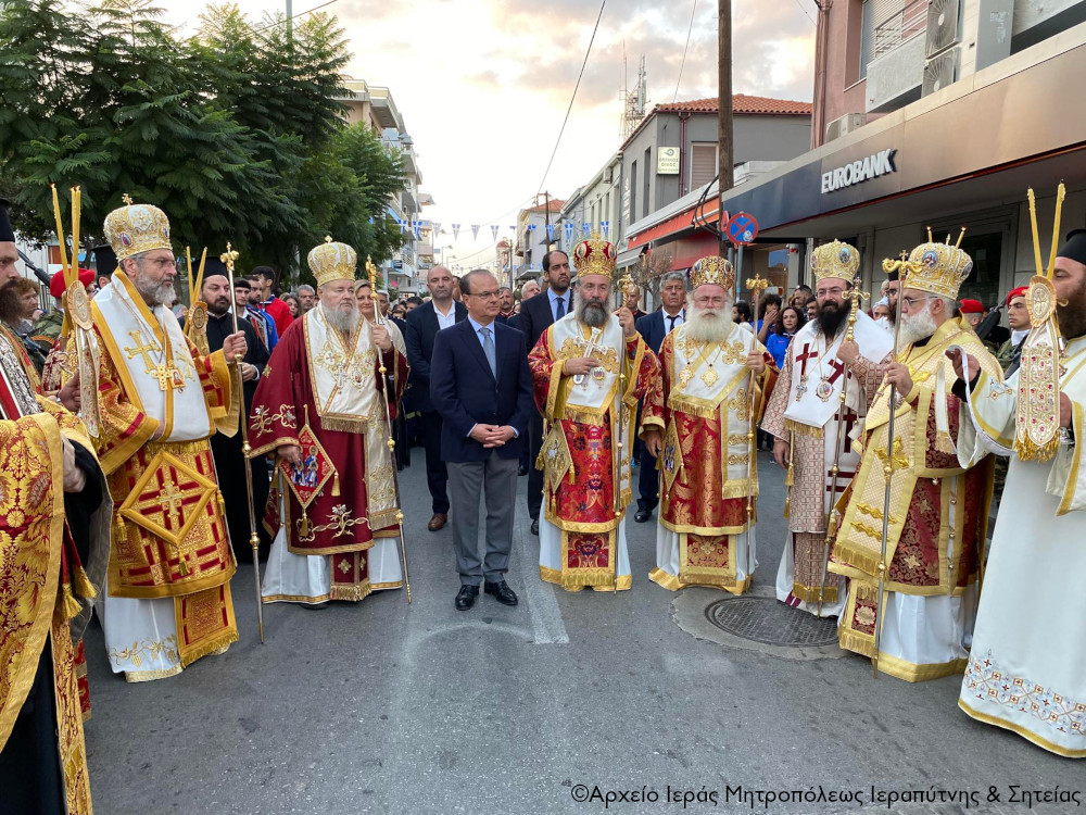  Ο Σεβ. Μητροπολίτης Κύριλλος στην λιτανεία των τιμίων καρών των τεσσάρων νεομαρτύρων στο Ρέθυμνο