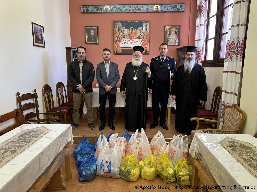 Τρόφιμα για απόρους συνανθρώπους μας ενόψει των Χριστουγέννων παρέδωσαν στελέχη των Αστυνομικών Υπηρεσιών της Ιεράπετρας  στον Σεβ. Μητροπολίτη Ιεραπύτνης και Σητείας κ. Κύριλλο