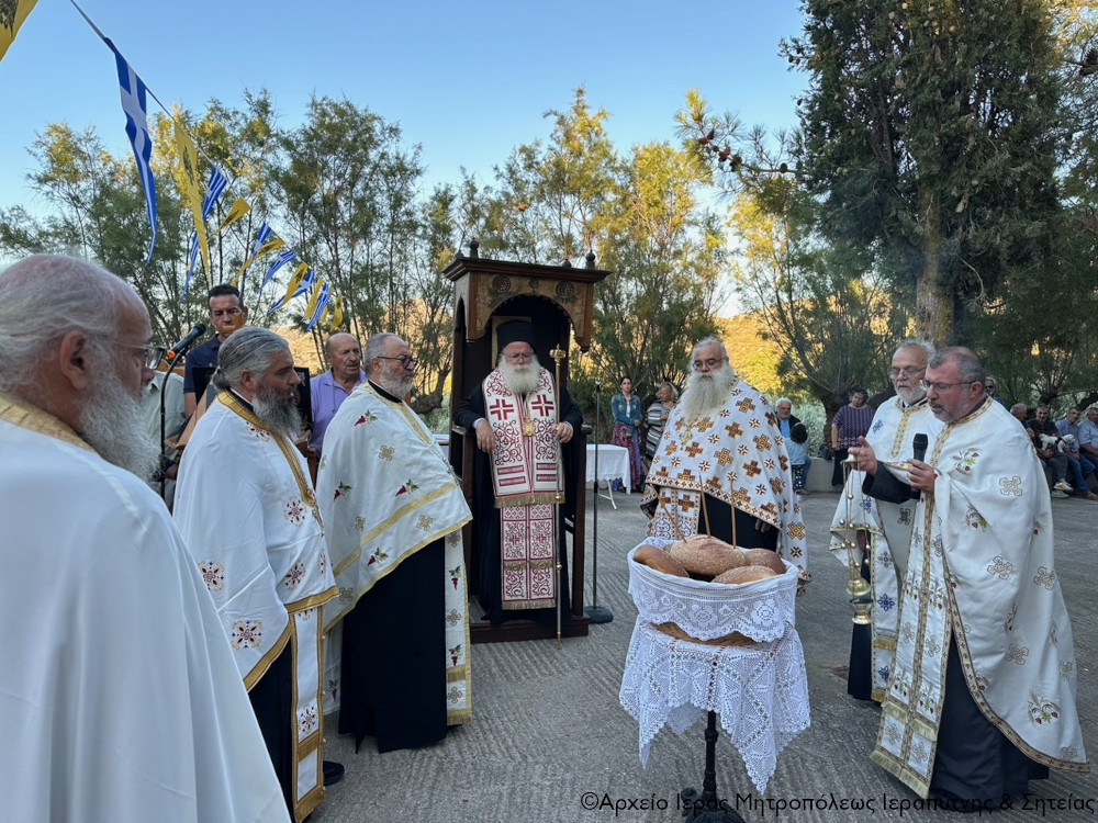 Ο Αρχιερατικός Εσπερινός στον πανηγυρίζοντα και ιστορικό Ιερό Ναό Αγίων Αναργύρων Χανδρά