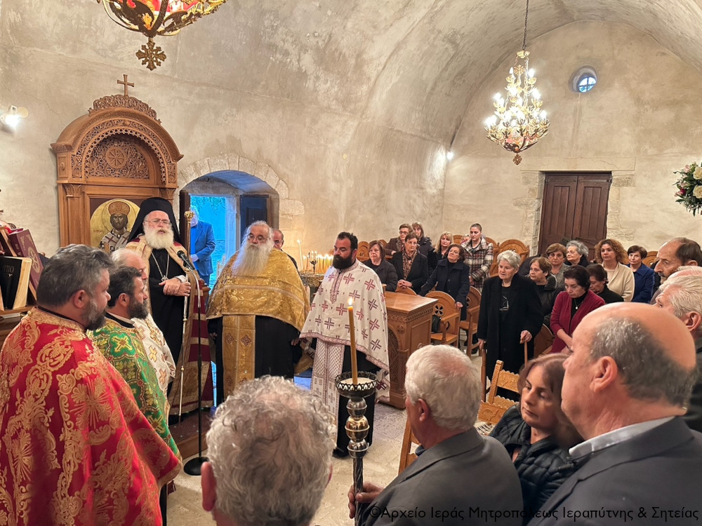 Με λαμπρότητα τελέσθηκε ο Αρχιερατικός Εσπερινός και η λιτάνευση της εικόνος του Αγίου Αντωνίου στην Ενορία Μύρτου Ιεράπετρας