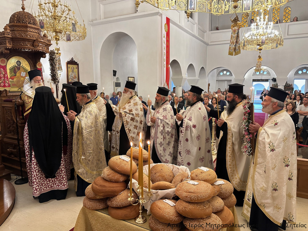 O Aρχιερατικός Εσπερινὸς στον πανηγυρίζοντα Ιερό Καθεδρικό Ναό Αγίας Φωτεινής Ιεράπετρας