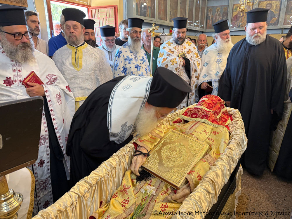 Η Εξόδιος Ακολουθία του μακαριστού Ιερέως Πέτρου Καλύβα στον Ιερό Ναό Αγίων Πάντων Ανατολής Ιεράπετρας