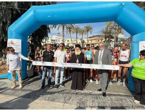 Απονομή τιμητικής πλακέτας στον Σεβ. Μητροπολίτη Ιεραπύτνης και Σητείας κ. Κύριλλο κατά τον αγιασμό για την έναρξη των αθλητικών αγώνων «Γύρος της Σητείας 2025»