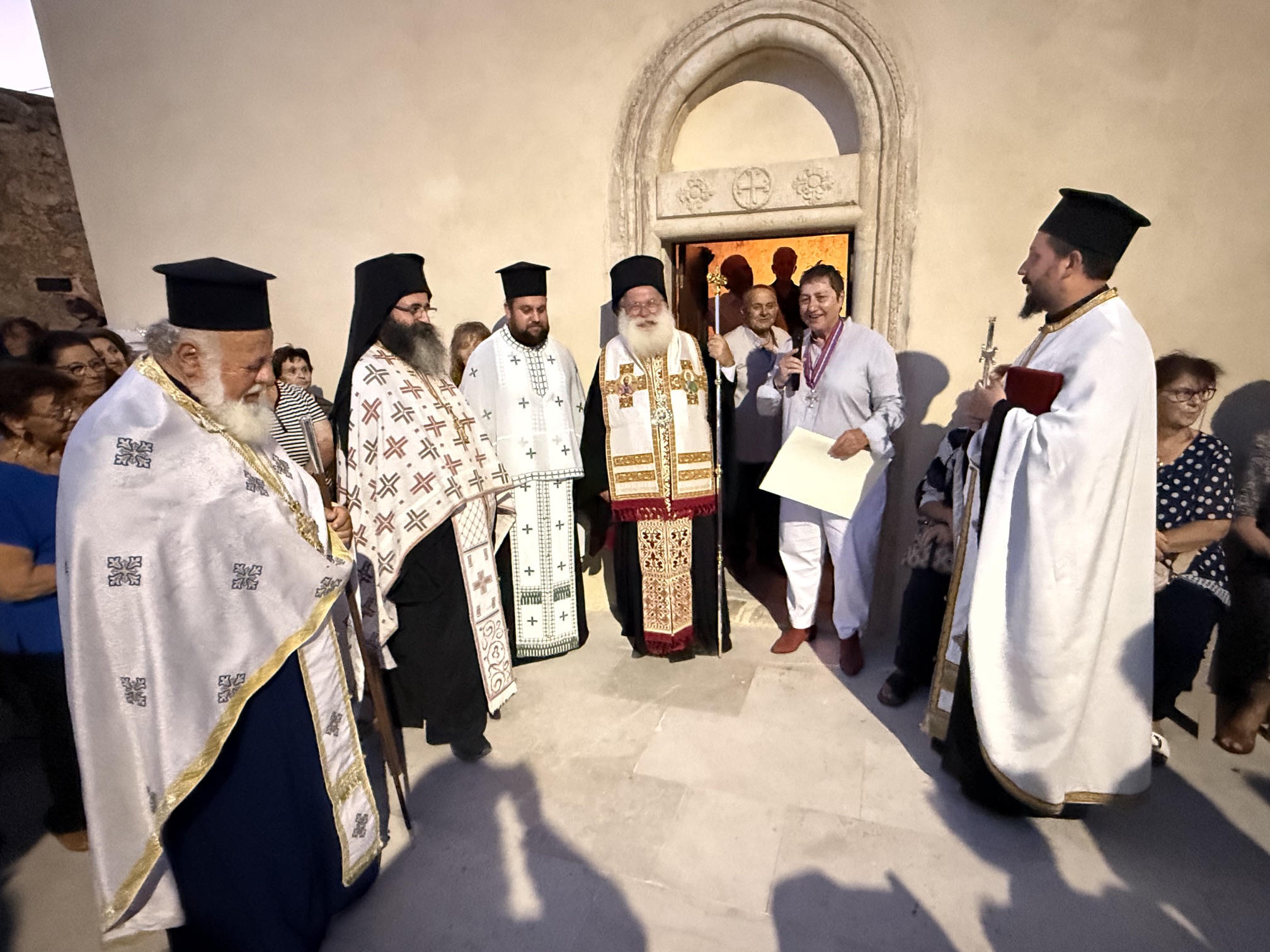 Με λαμπρότητα τα Θυρανοίξια του ανακαινισμένου Ιερού Ναού Αγίου Νικολάου Ενορίας Ζήρου Σητείας – Απονομή του Χρυσού Σταυρού της Μητροπόλεως στην ευεργέτιδα κ. Γεωργία Αλεξ. Τακάκη