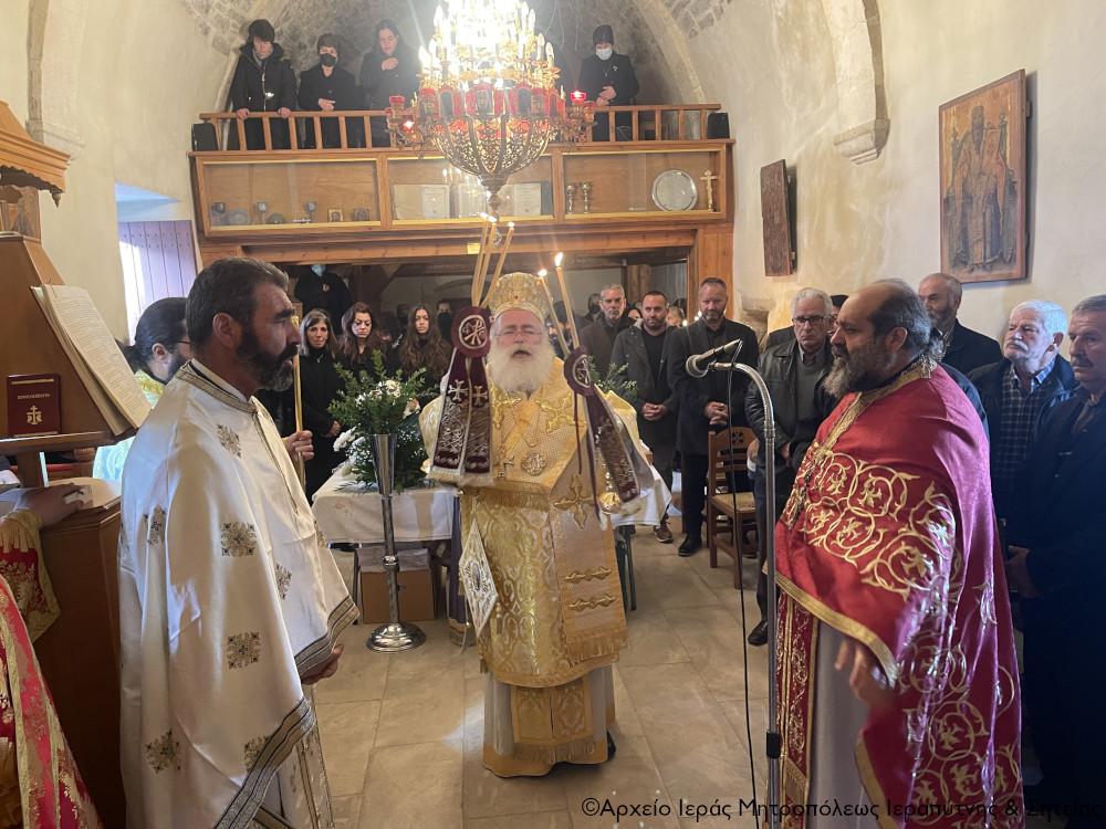 Αρχιερατική Θεία Λειτουργία και μνημόσυνο στον Ιερό Ναό Τιμίου Σταυρού στο Δεμάτι Μονοφατσίου