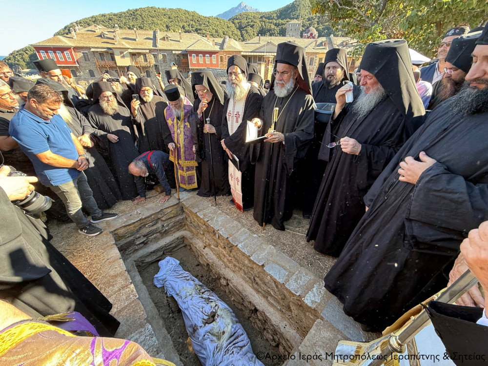 Ο Σεβ. Μητροπολίτης Ιεραπύτνης και Σητείας κ. Κύριλλος μετείχε στην Εξόδιο Ακολουθία του μακαριστού Αρχιμ. Βασιλείου Ιβηρίτου, Προηγουμένου της Μονής των Ιβήρων, στο Άγιον Όρος