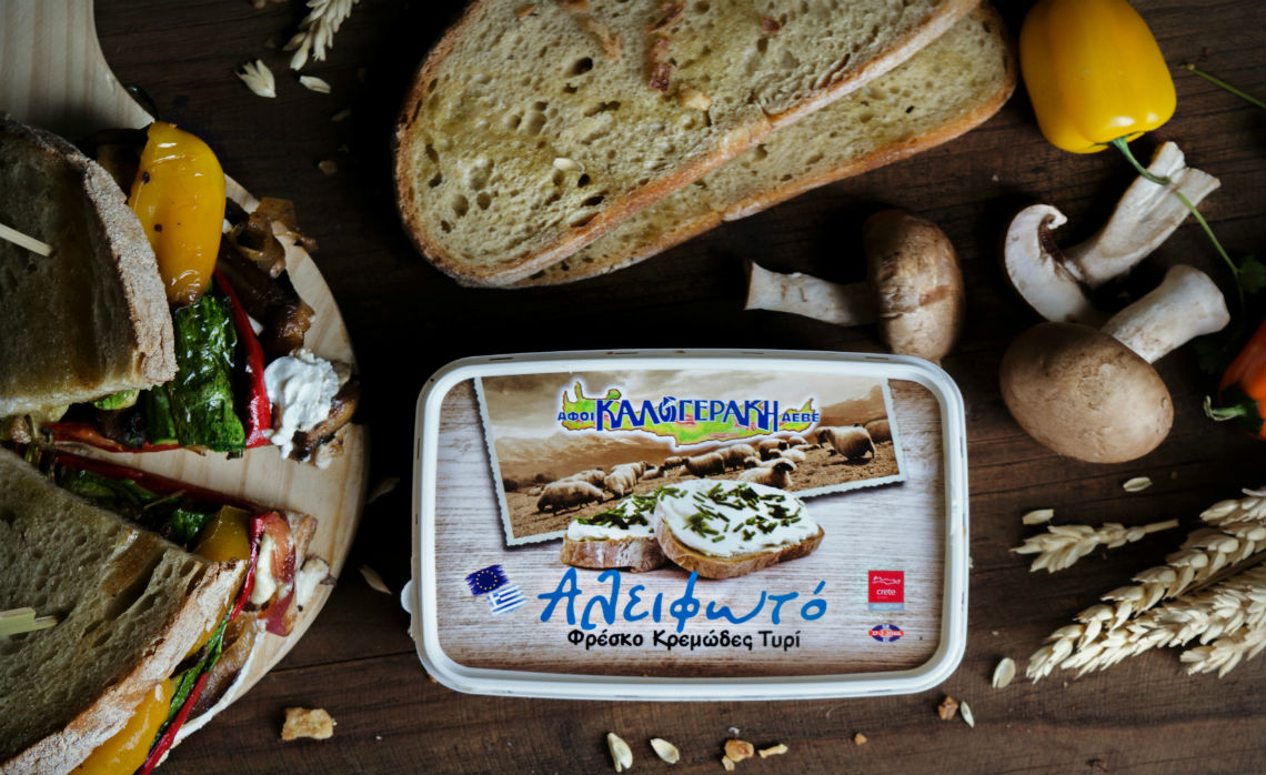 Sandwich with vegetables, "Alifoto" fresh cream cheese and caramelized onions 