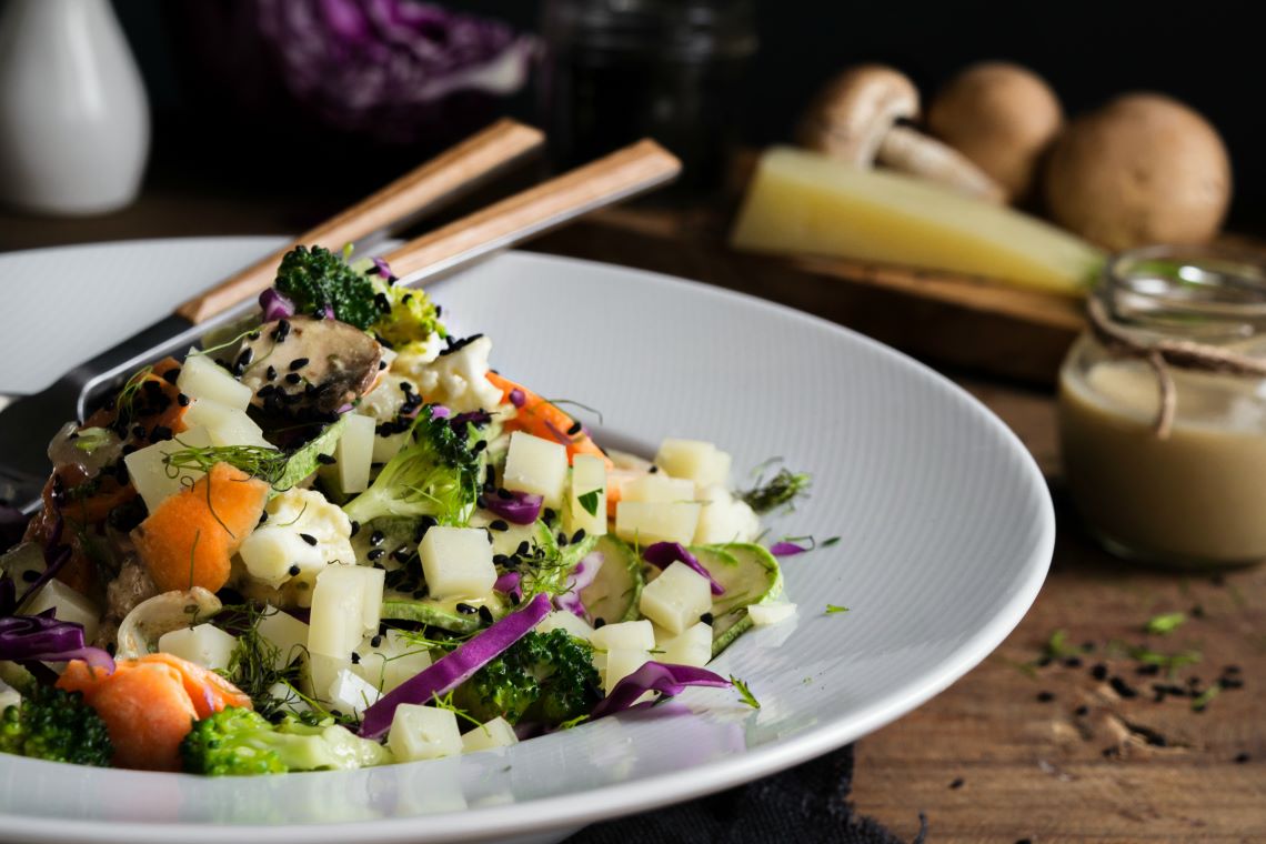 Σαλάτα με μαριναρισμένα λαχανικά, ταχίνι και Γραβιέρα light