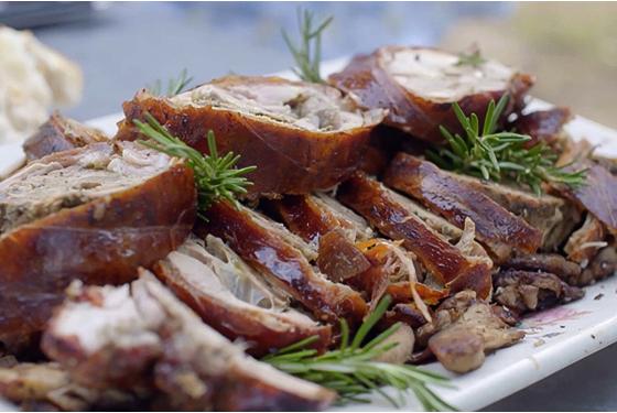 Οι χοιρινές παραδοσιακές χριστουγεννιάτικες λιχουδιές ανά την Ελλάδα