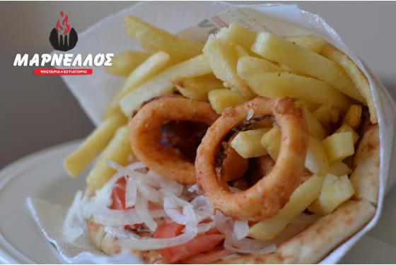 Καλαμαρόπιτα: το θαλασσινό σουβλάκι