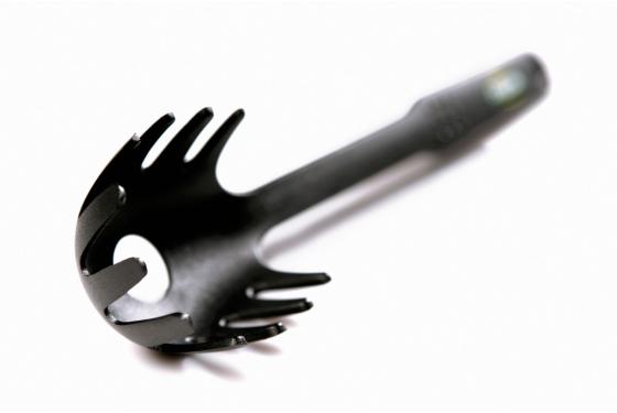 Σε τι χρησιμεύει η τρύπα στην κουτάλα για τα μακαρόνια;