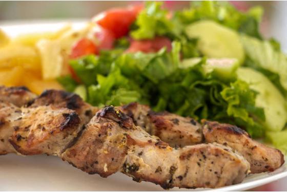 5 λόγοι να παραγγείλεις σαλάτα μαζί με το σουβλάκι σου.