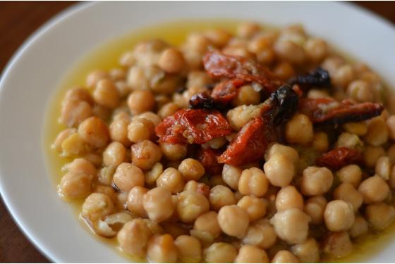 Ρεβίθια με λιαστή ντομάτα