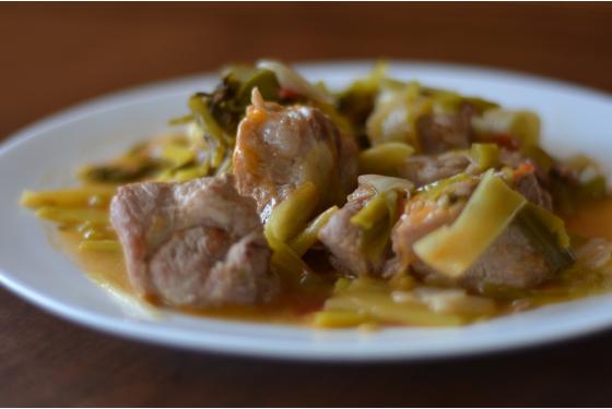 Χοιρινό με πράσα και σελινόριζα