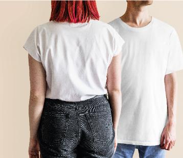 Δώστε στυλ σε ένα απλό outfit με T-Shirt και τζιν