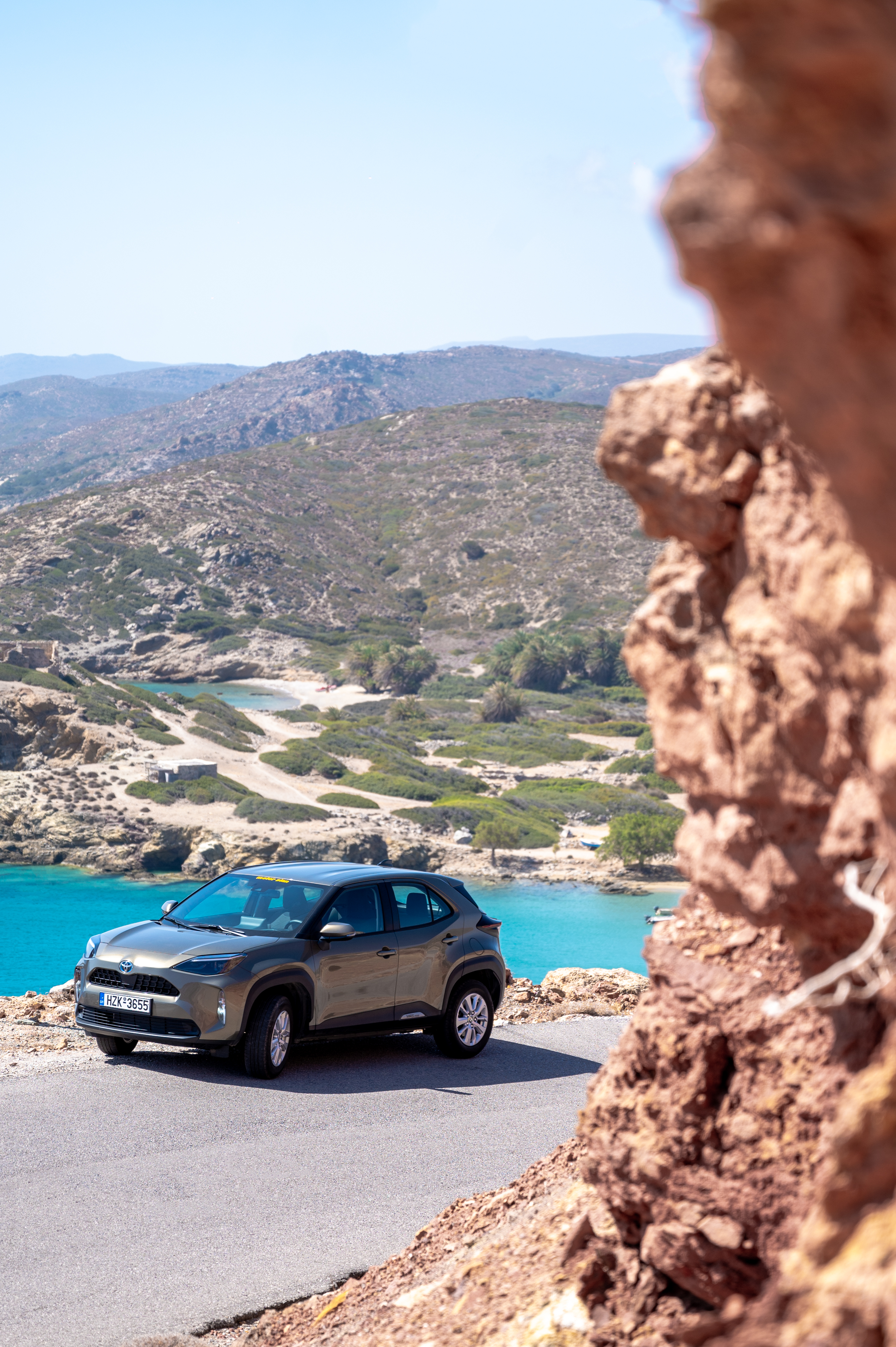 Route de montagne sur le plateau de Lassithi avec voiture sûre
