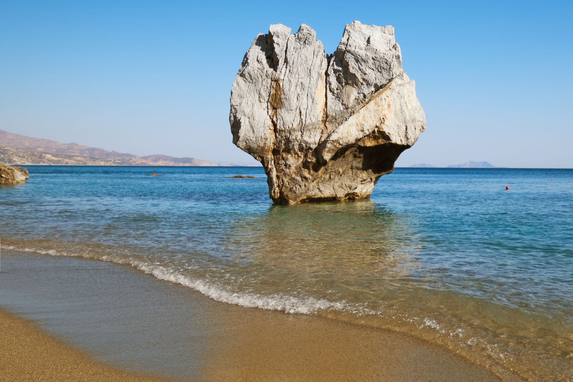 rocher en forme de cœur sur la plage de Preveli